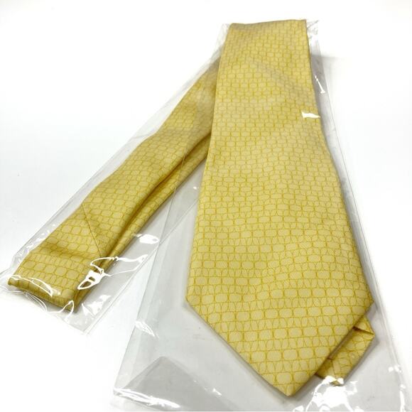 Vineyard Vines | Light Yellow Whale Logo Pattern Men's Necktie Imported Silk NEW - Picture 2 of 5
